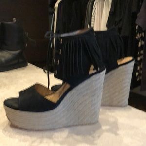 Ash black wedge with fringe.